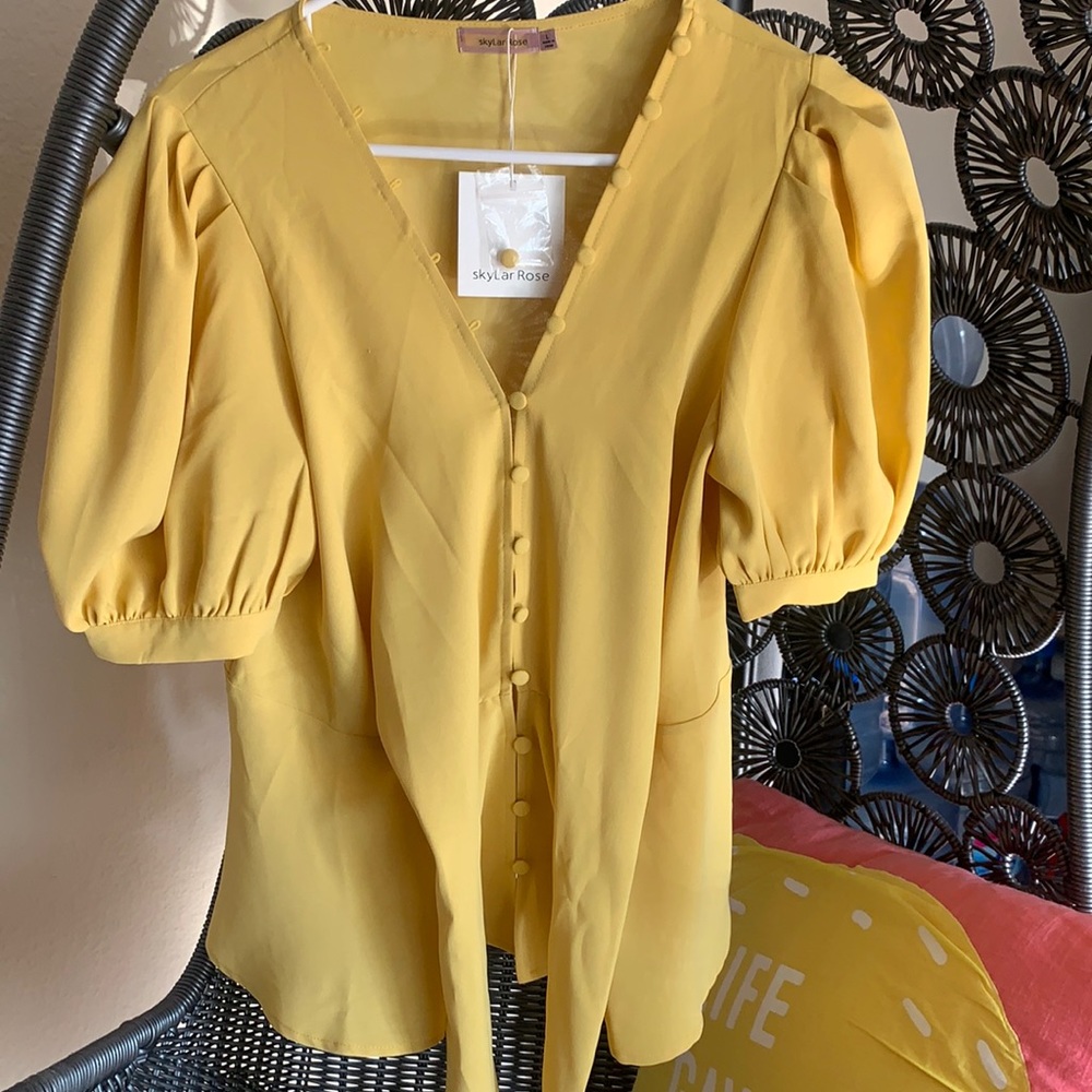 Beautiful blouse and button details